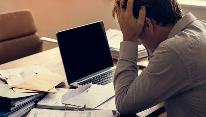 Sanierungsbetrieb vergleicht Lead-Portal-Angebote am Schreibtisch